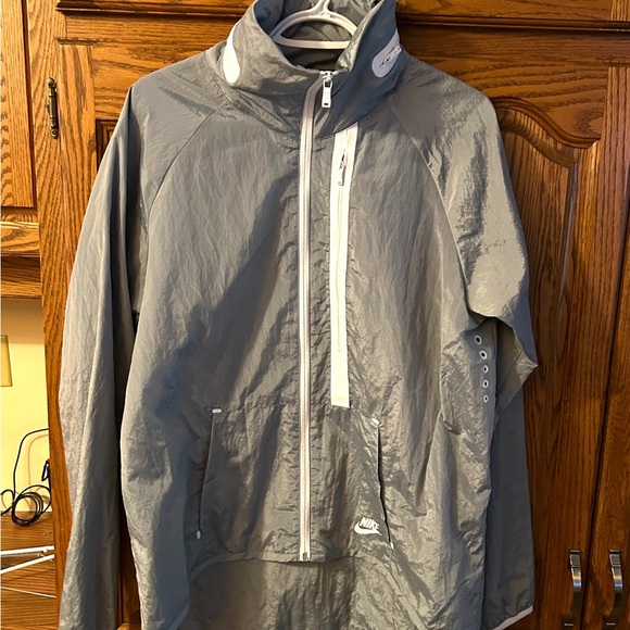 Nike Ladies Windbreaker Grey - Picture 1 of 10
